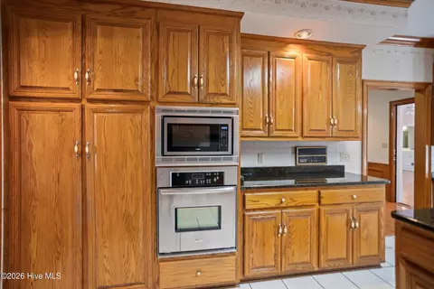 Kitchen - 853 Sparkleberry Rd, Evans, GA 30809 photo 7 of 8