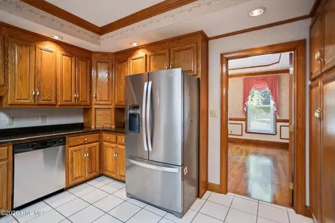 Kitchen - 853 Sparkleberry Rd, Evans, GA 30809 photo 6 of 8