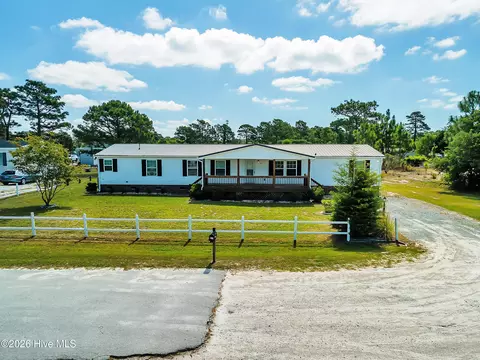 213 S Winchester Ln, Hubert, NC 28539