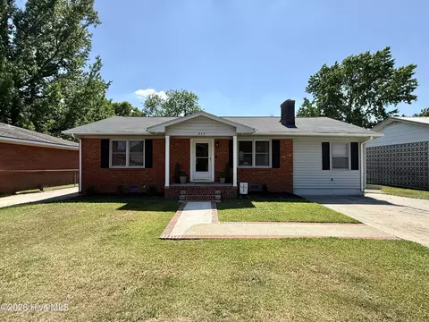 215 N Edgewood Ave, Williamston, NC 27892