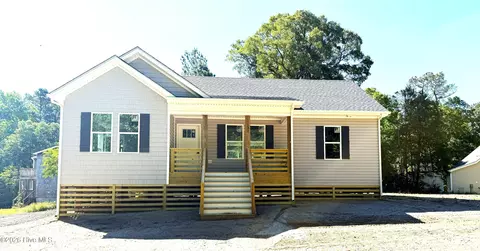 131 Dozier St, Jarvisburg, NC 27947