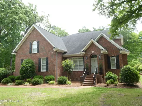 202 Walnut Cove Dr, Lumberton, NC 28358