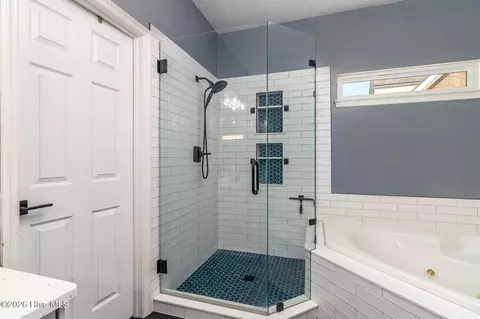 Bath - 1349 Shadow Oak Dr, Evans, GA 30809 photo 2 of 5