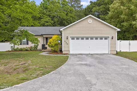 137 Briar Hollow Dr, Jacksonville, NC 28540