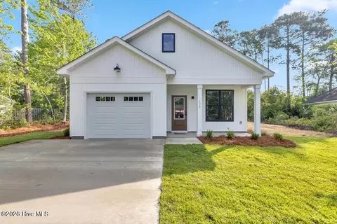 302 Pine Ct, Hampstead, NC 28443