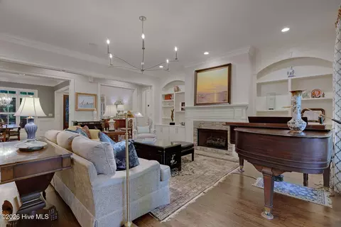Living - 601 Creekwind Ct, Evans, GA 30809 photo 2 of 7