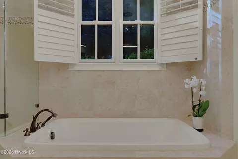 Bath - 601 Creekwind Ct, Evans, GA 30809 photo 3 of 12