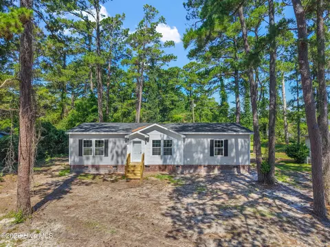 1869 Mission Hills Dr, Wilmington, NC 28405