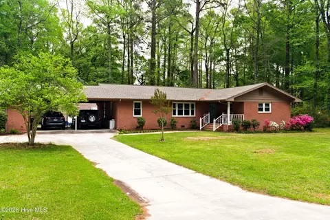 705 N Edgewood Cir, Whiteville, NC 28472