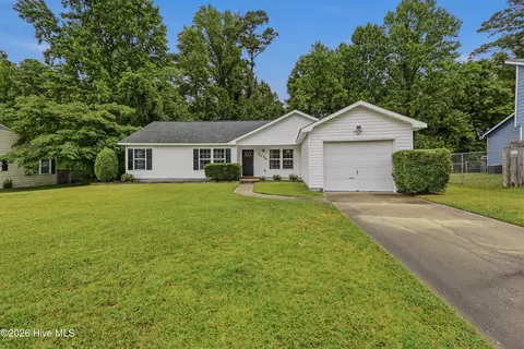 2038 Hunters Ridge Dr, Midway Park, NC 28544