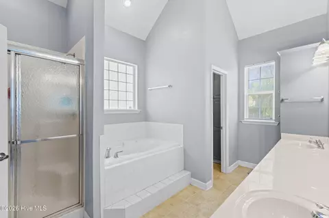 Bath - 1305 Wickham Ct, Evans, GA 30809 photo 1 of 4