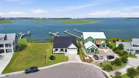 135 Gallants Point Rd, Beaufort, NC 28516