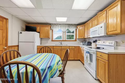 Kitchen - 46 Elizabeth Ave, Chocowinity, NC 27817 photo 4 of 4