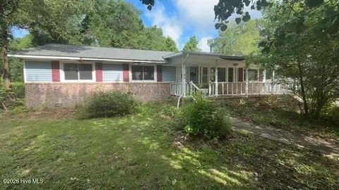 11 Barksdale Dr, Jacksonville, NC 28540