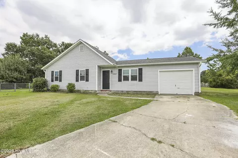 1011 Ridgecrest Ln, Jacksonville, NC 28546