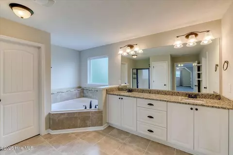 Bath - 1341 Eldrick Ln, Grovetown, GA 30813 photo 2 of 3
