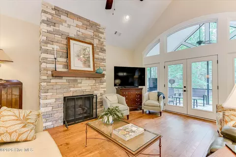 Living - 132 Crescent Dr, Mccormick, SC 29835 photo 2 of 4