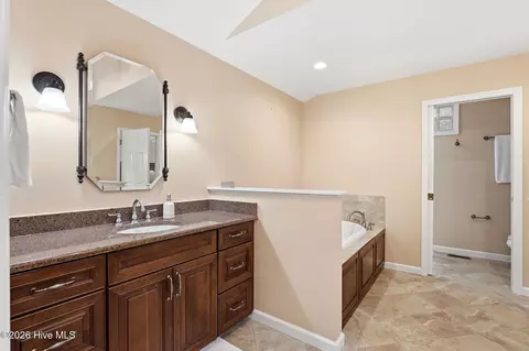 Bath - 70 Live Oak Ln, Pinehurst, NC 28374 photo 1 of 3