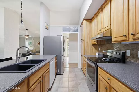 Kitchen - 102 Beaver Trl, Hubert, NC 28539 photo 3 of 4