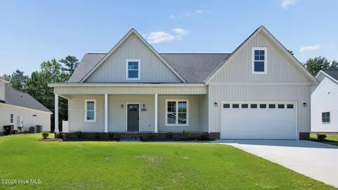 3295 School View Dr, Farmville, NC 27828