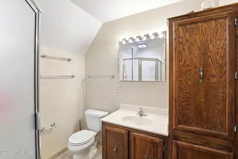 Bath - 423 E Creekview Dr, Hampstead, NC 28443 photo 3 of 3