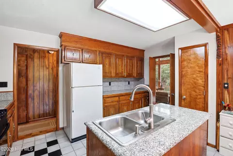 Kitchen - 423 E Creekview Dr, Hampstead, NC 28443 photo 1 of 2