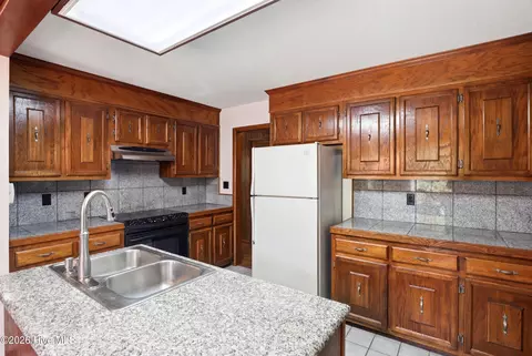 Kitchen - 423 E Creekview Dr, Hampstead, NC 28443 photo 2 of 2