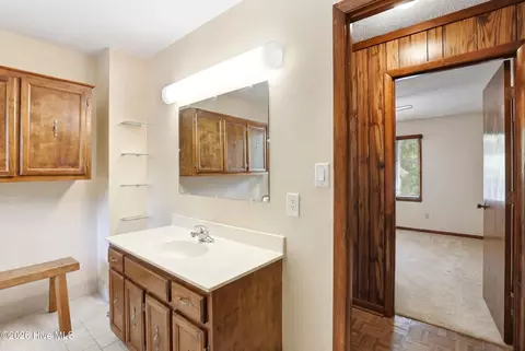 Bath - 423 E Creekview Dr, Hampstead, NC 28443 photo 2 of 3