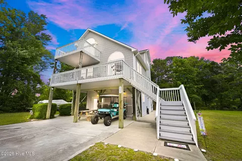 805 Driftwood Dr, Hampstead, NC 28443