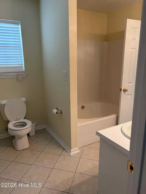 Bath - 223 Nicklaus Ct, Evans, GA 30809 photo 3 of 4
