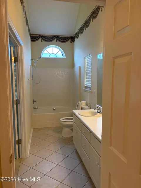 Bath - 223 Nicklaus Ct, Evans, GA 30809 photo 1 of 4