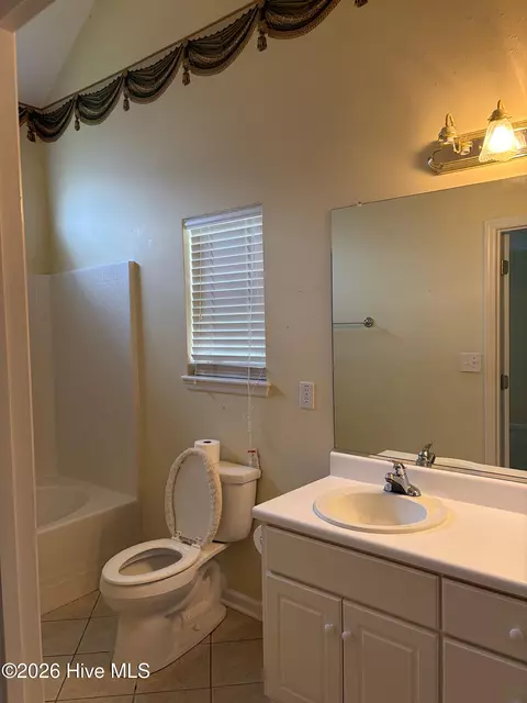 Bath - 223 Nicklaus Ct, Evans, GA 30809 photo 2 of 4