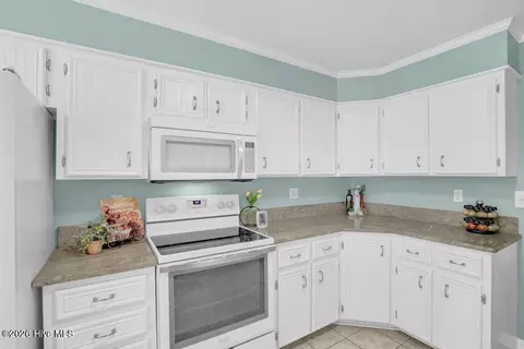 Kitchen - 709 Sawgrass Rd, Hampstead, NC 28443 photo 3 of 4