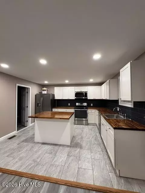 211 E Williamson St, Mount Olive, NC 28365 photo 4