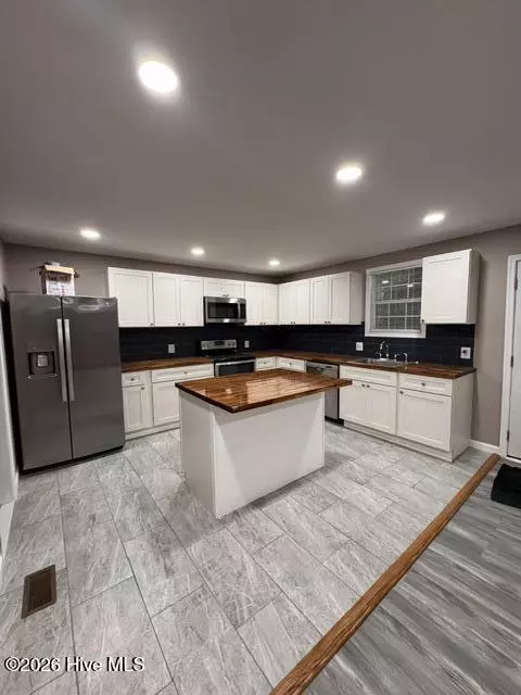 211 E Williamson St, Mount Olive, NC 28365 photo 3