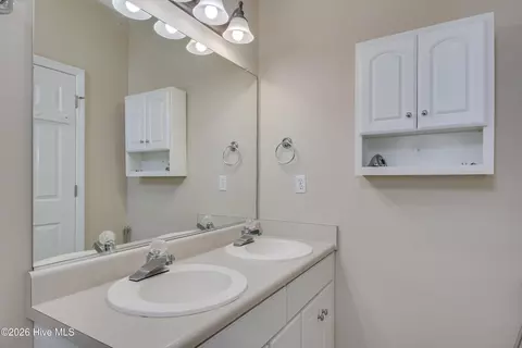 Bath - 5158 Saddle Cir, Evans, GA 30809 photo 2 of 3