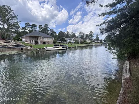 111 Callis Cir, West End, NC 27376