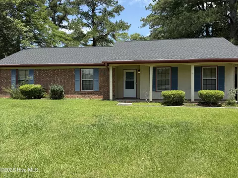207 E Willowood Ln, Jacksonville, NC 28546