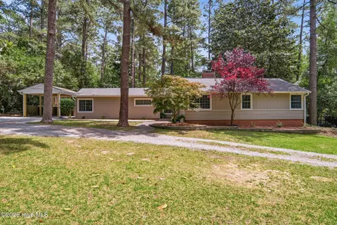 555 S Valley Rd, Southern Pines, NC 28387