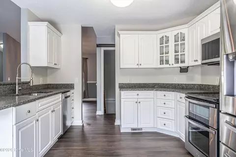 Kitchen - 4 Sawmill Ct, Pinehurst, NC 28374 photo 6 of 14