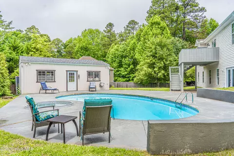 Exterior - 4 Sawmill Ct, Pinehurst, NC 28374 photo 8 of 15