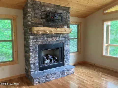Living - 86 Point Overlook Trl, Murphy, NC 28906 photo 3 of 6