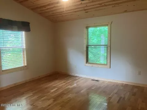 Bedroom - 86 Point Overlook Trl, Murphy, NC 28906 photo 3 of 3