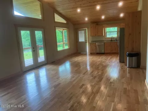 Living - 86 Point Overlook Trl, Murphy, NC 28906 photo 2 of 6