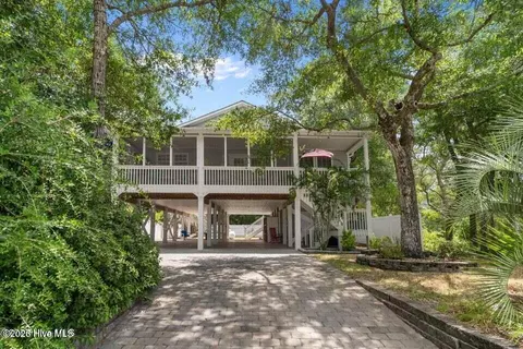 108 SW 28th St, Oak Island, NC 28465
