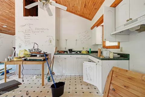 Kitchen - 61 Manny Ln, Murphy, NC 28906 photo 2 of 2