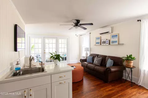 Living - 704 E Front St, New Bern, NC 28560 photo 5 of 7
