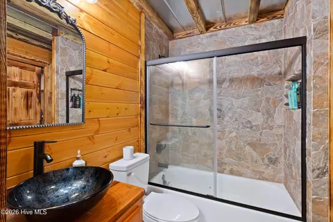 Bath - 349 Chalet Cir, Murphy, NC 28906 photo 2 of 4