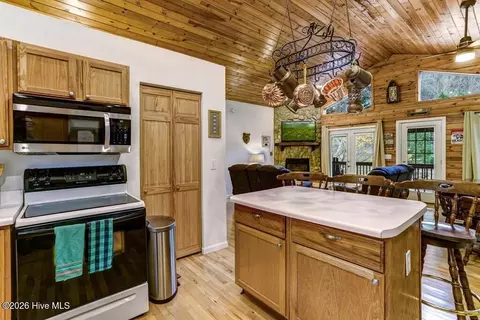 Kitchen - 2197 Die Bend Rd, Murphy, NC 28906 photo 3 of 5