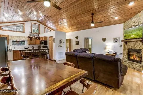 Dining - 2197 Die Bend Rd, Murphy, NC 28906 photo 2 of 4